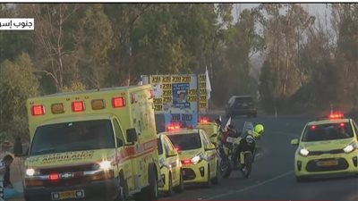 سيارات الصليب الأحمر في طريقها إلى نقطة التجمع في غزة لاستلام المحتجزين