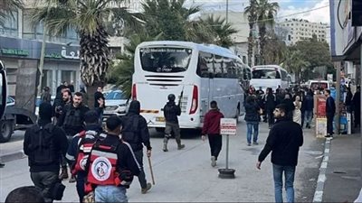 وصول حافلات تقل أسرى فلسطينيين من ذوى المؤبدات إلى رام الله
