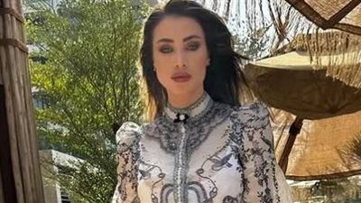 أنابيلا هلال تطل بفستان صيفي جذاب 