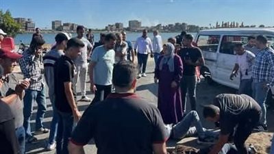 ميكروباص يفقد السيطرة برأس البر ويصيب العشرات