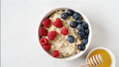 شوفان بالتوت والعسل.. وجبة خفيفة للرجيم