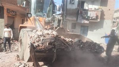 إزالة عقار آيل للسقوط في منيا القمح حفاظاً على الأرواح