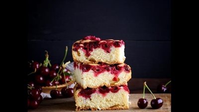 طريقة عمل كيكة الكرز الدافئة