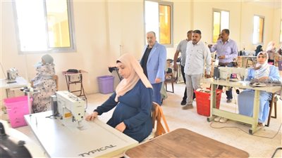 محافظ أسيوط يتابع إنتاج مشغل الخياطة بالمجمع الحرفي بالشامية
