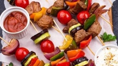 كباب بالخضار على الفحم