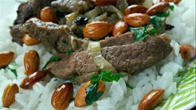 الأرز باللحمة المحمرة