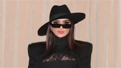 مي عمر تخرج عن المألوف وتبرز قوامها بجمبسوت لافت (صور)