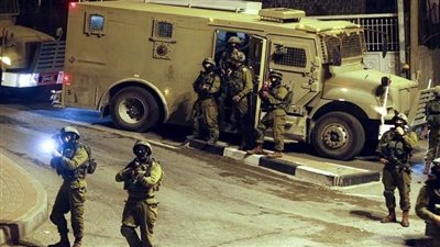 الاحتلال الإسرائيلي يغلق مداخل بلدة شمال شرق القدس ويطلق الرصاص الحي