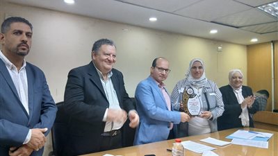 صحة الدقهلية تناقش مؤشرات الأداء ويكرم الإدارات المتميزة