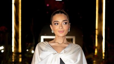 الأسود يعكس نحافة ملك أحمد زاهر