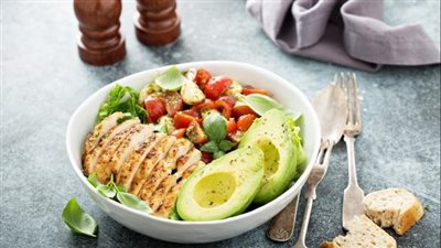 سلطة الدجاج المشوي مع الأفوكادو والخس منخفضة السعرات
