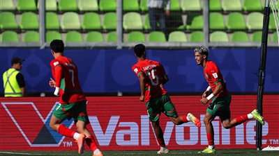 صورة .. حارس المغرب يستخدم زجاجة محمد أبو جبل في المونديال