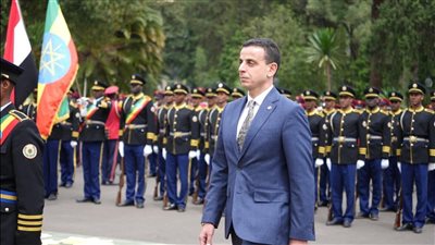 برابطة عنق تحمل رموزًا مصرية قديمة.. سفير مصر لدى إثيوبيا يقدم أوراق اعتماده