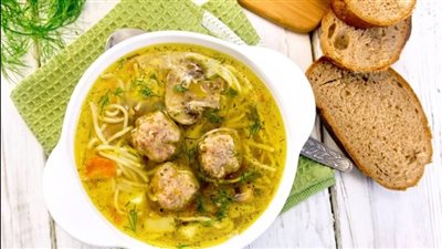 حضري شوربة الشعيرية بكرات اللحم اللذيذة