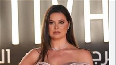 الأسود يضع يسرا اللوزي في مأزق خلال افتتاح مهرجان الجونة  السينمائي 