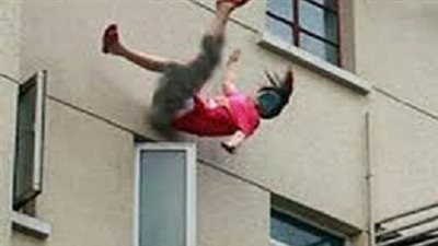 طالبة تصاب بكسور خطيرة بعد سقوطها من الدور الثاني بمدرسة في الدقهلية