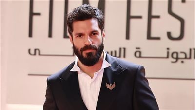 مهرجان الجونة 2025| التركي سركان شاي أوغلي يتألق على السجادة الحمراء (شاهد)