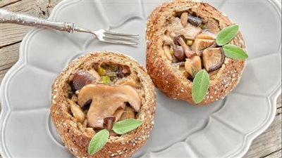 طريقة عمل فطائر الدجاج والخضار بالكريمة والجبن