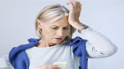 علماء يكشفون سر إصابة النساء بالزهايمر أكثر من الرجال