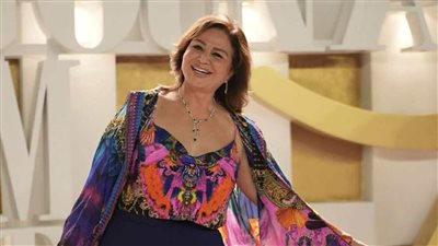 ألوان زاهية وأناقة لافتة.. إلهام شاهين تتألق على السجادة الحمراء بمهرجان الجونة السينمائي