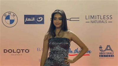 مهرجان الجونة السينمائي 2025.. ياسمينا العبد تبرز أنوثتها بالكب