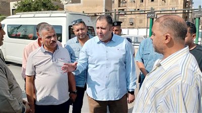 الانضباط بالتحرك الميداني بشبرا.. عبد النعيم يفرض القانون ويواجه فوضى التعريفة والإشغالات