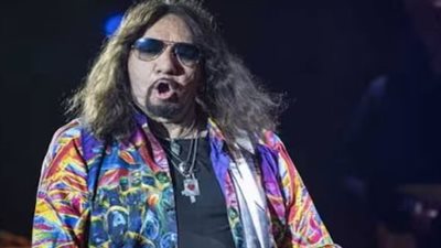 وفاة إيس فريلي عازف الجيتار المؤسس لفرقة KISS 