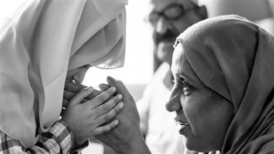 فضل بر الأم وكيف يكون البر في الإسلام؟ 