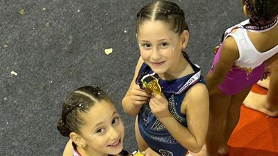 التوأم ليلى وليليا محمد طارق يحصدان الميدالية الذهبية في كأس مصر للجمباز 