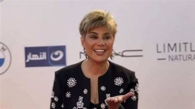 مهرجان الجونة 2025| مفيدة شيحة تتألق على السجادة الحمراء بإطلالة كلاسيكية 