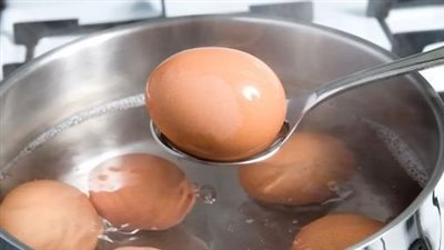 3 خطوات لتقشير البيض المسلوق