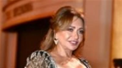 مهرجان الجونة السينمائي 2025.. ليلى علوي تتألق بالزهور السوادء