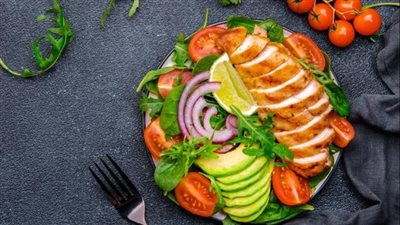 سلطة الدجاج بالأفوكادو.. وجبة خفيفة مثالية للرجيم