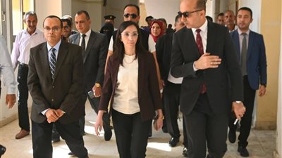 محافظ البحيرة ورئيس جامعة دمنهور يشاركون طلاب جامعة دمنهور الأهلية بدء الدراسة 