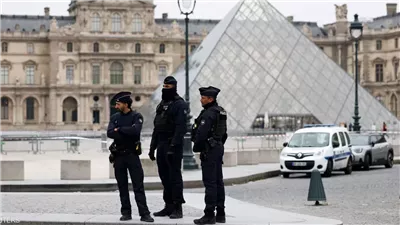 سطو جريء على مجوهرات لا تقدر بثمن يغلق متحف اللوفر في باريس
