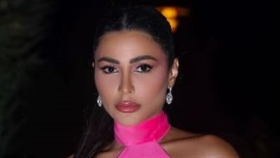 في خامس أيام مهرجان الجونة .. مهيرة عبدالعزيز تتألق بالمخمل الناعم 