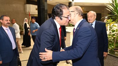 رئيس جامعة أسيوط يستقبل القيادات التنفيذية استعدادًا لانطلاق احتفالية انتصارات أكتوبر المجيدة