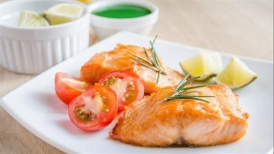 مفيدة لمرضى سرطان الثدي.. طريقة عمل سلمون بالطماطم والثوم