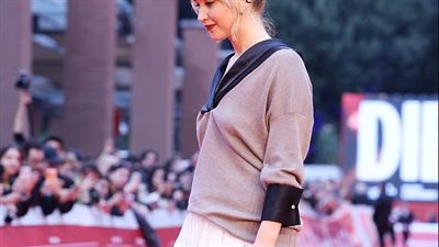 جينيفر لورانس تتألق بإطلالة أنيقة في العرض الأول لفيلمها الجديد 