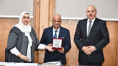 جامعة القناة تكرم العاملين البالغين سن التقاعد تقديرًا لعطائهم وإخلاصهم في العمل