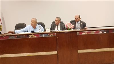 مدير تعليم البحيرة يناقش الأعمال الإنشائية الجارية فى المدارس