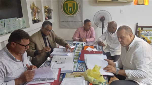 رقابة مشددة.. "الشباب والرياضة" تواصل فحص سجلات أندية السويس المالية والإدارية..صور