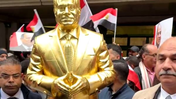 اتحاد شباب مصر بالخارج يستقبل الرئيس السيسي بتمثال ذهبي مجسّم خلال مراسم استقباله في بروكسل