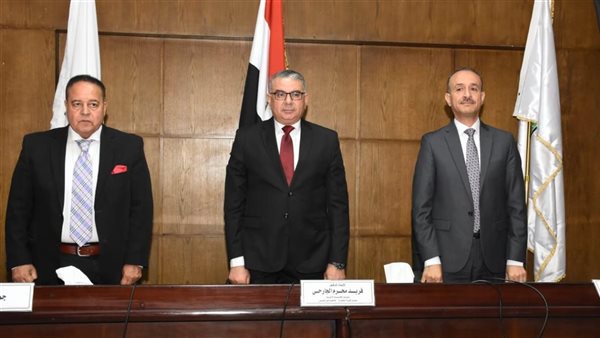 كلية تجارة عين شمس تنظم ندوة شعرية لجمال الشاعر
