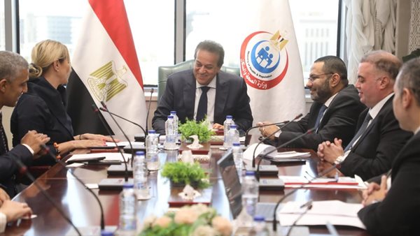 وزير الصحة يبحث مع «ميدترونيك» تقدم ميكنة منظومة تغيير الصمام الأورطي بالقسطرة (TAVI)