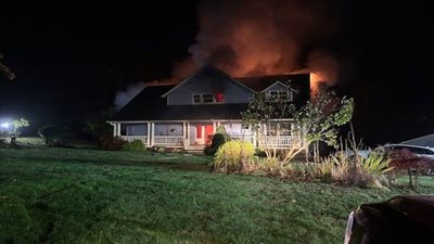 حريق ضخم يلتهم منزلا بالكامل في مقاطعة كوليتز الأمريكية دون إصابات