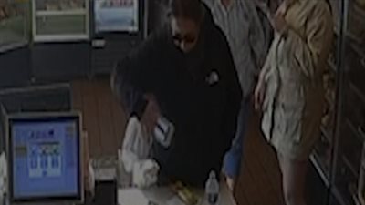 امرأة تبتسم وتنهب آلاف الدولارات من مخبز في لوس أنجلوس