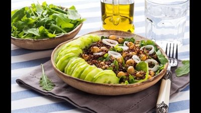 سلطة الكينوا بالخضار والحمص.. وصفة صحية للوقاية من سرطان الثدي
