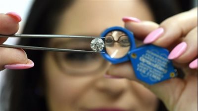 صانع مجوهرات أمريكي يزرع ماسة في عينه ويحوّل خسارته إلى أسطورة بصرية 