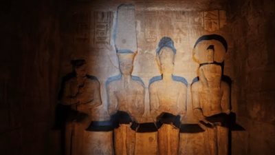 بدء ظاهرة تعامد الشمس على وجه رمسيس الثاني بمعبد أبو سمبل